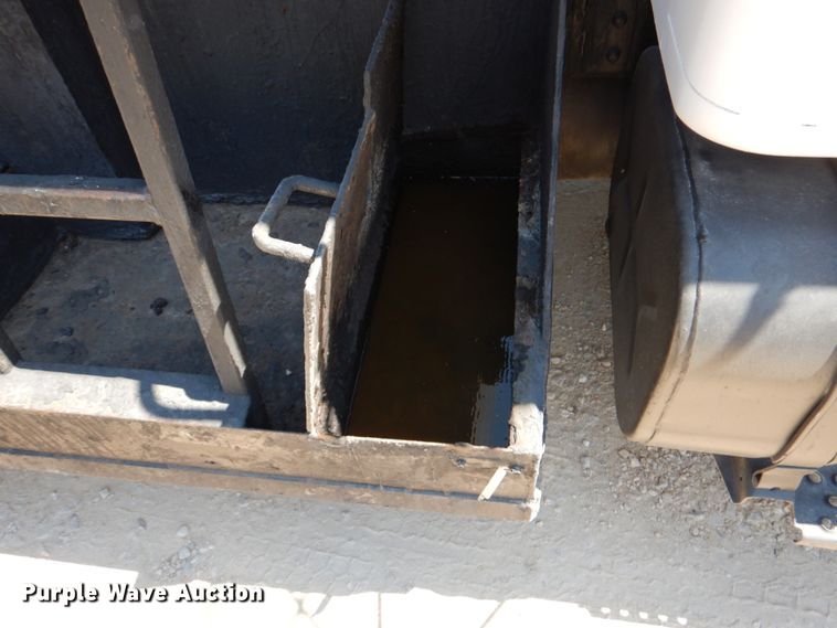 image for item DJ0789 1996 International 4700  seal coat truck