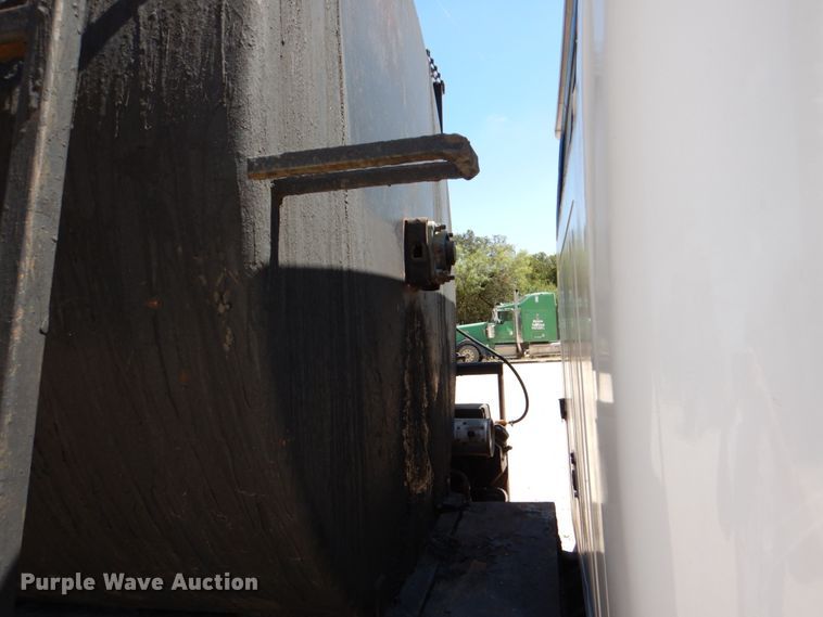 image for item DJ0789 1996 International 4700  seal coat truck