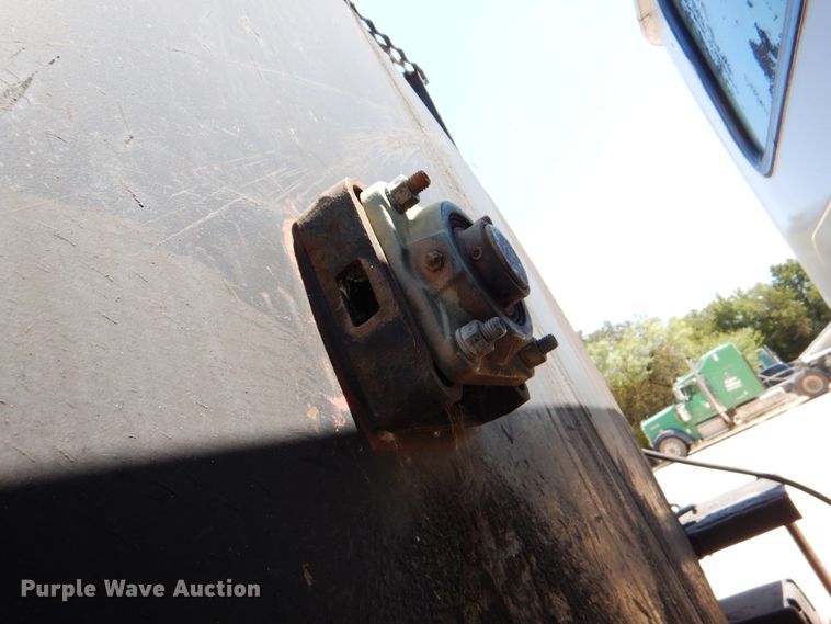 image for item DJ0789 1996 International 4700  seal coat truck