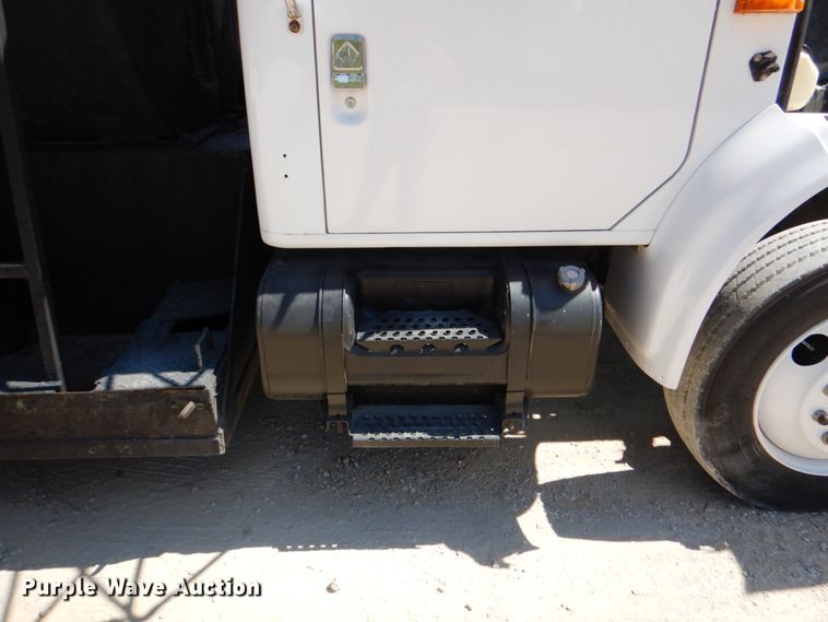 image for item DJ0789 1996 International 4700  seal coat truck