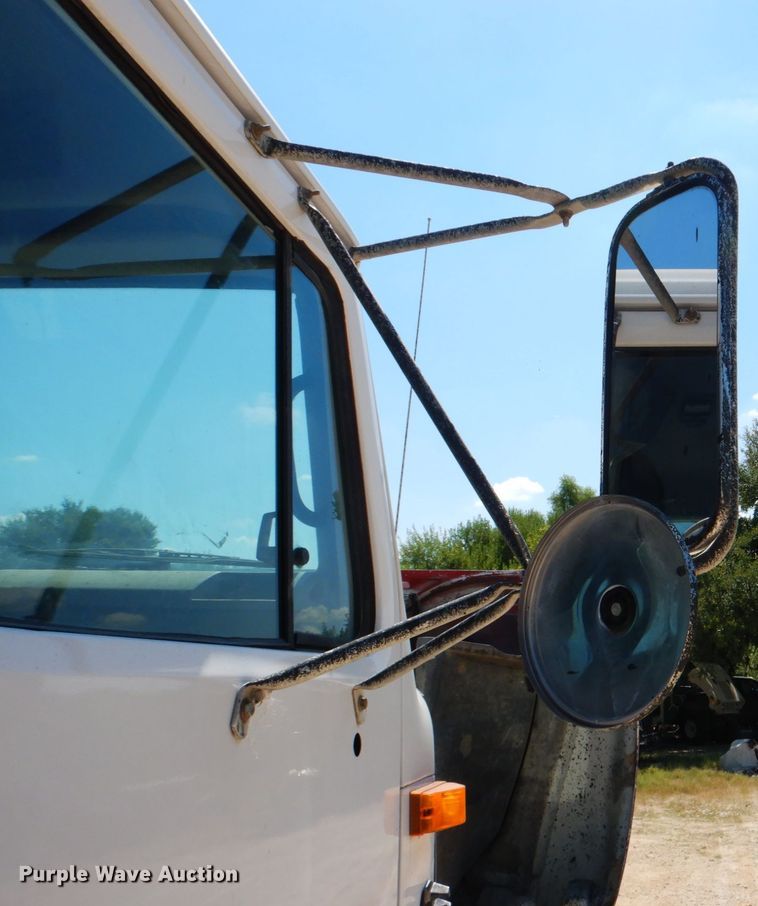 image for item DJ0789 1996 International 4700  seal coat truck