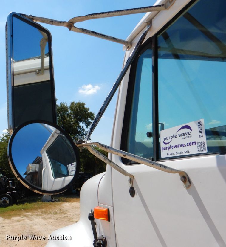 image for item DJ0789 1996 International 4700  seal coat truck