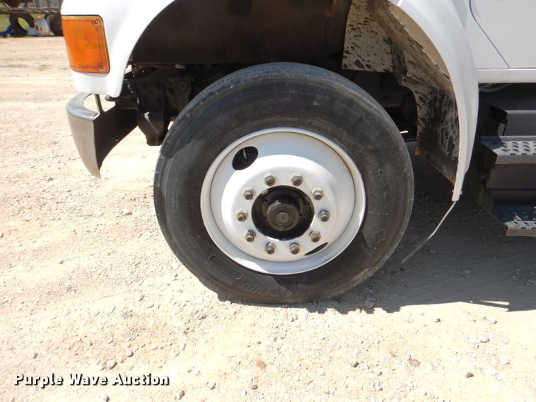 image for item DJ0789 1996 International 4700  seal coat truck