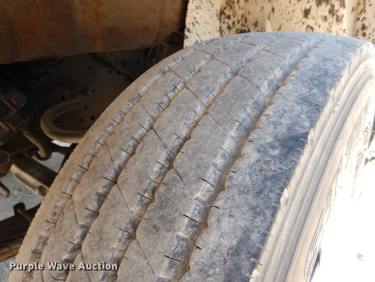 image for item DJ0789 1996 International 4700  seal coat truck