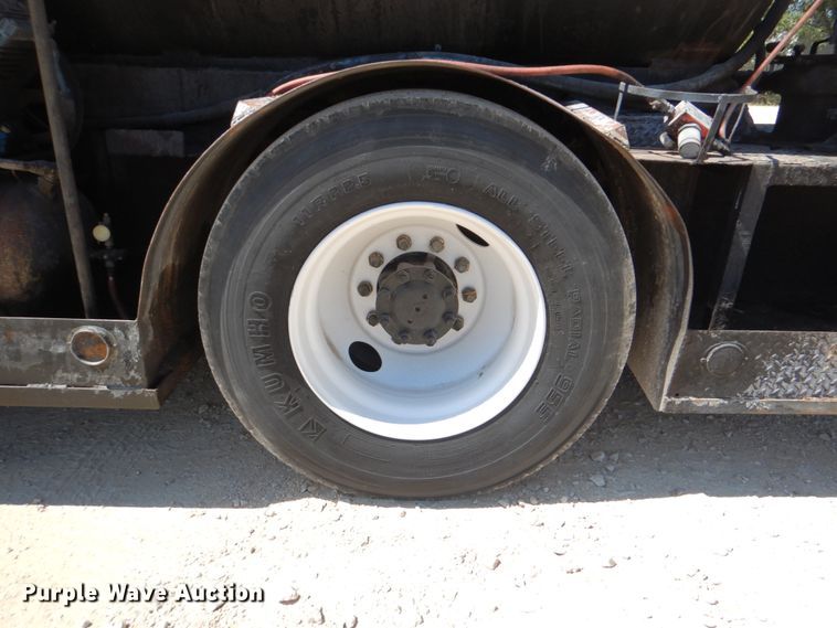 image for item DJ0789 1996 International 4700  seal coat truck