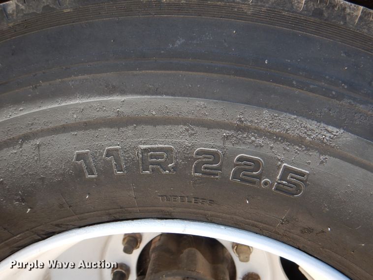 image for item DJ0789 1996 International 4700  seal coat truck