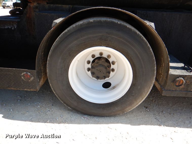 image for item DJ0789 1996 International 4700  seal coat truck