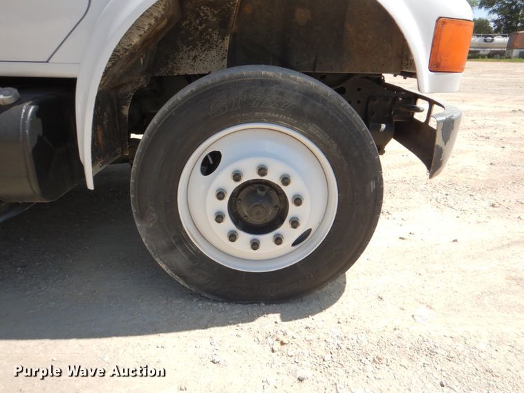 image for item DJ0789 1996 International 4700  seal coat truck