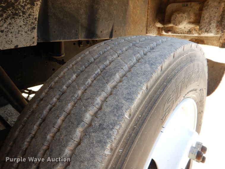 image for item DJ0789 1996 International 4700  seal coat truck