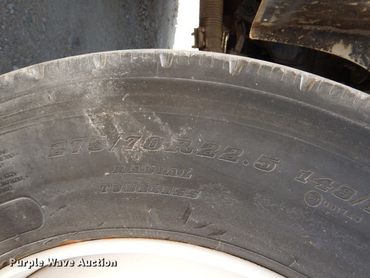 image for item DJ0789 1996 International 4700  seal coat truck