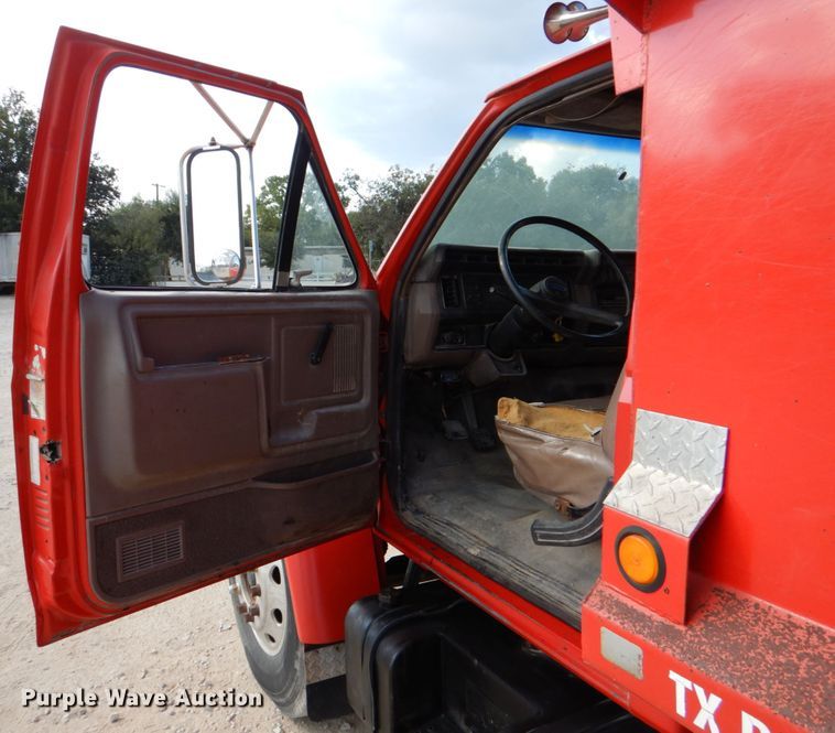 image for item DJ0792 1996 Ford F800  dump truck