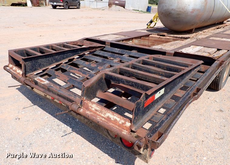 image for item DJ1948 2006 Elite Gooseneck Dovetail-30  equipment trailer