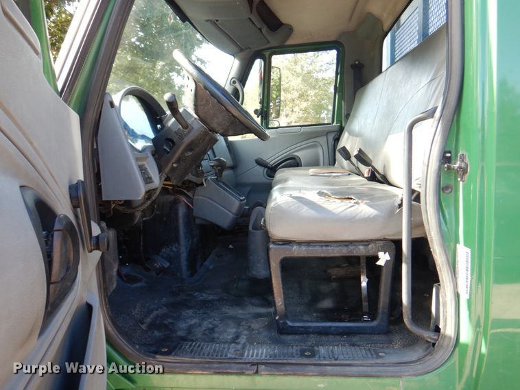 image for item DL0144 2007 International 4100  flatbed truck