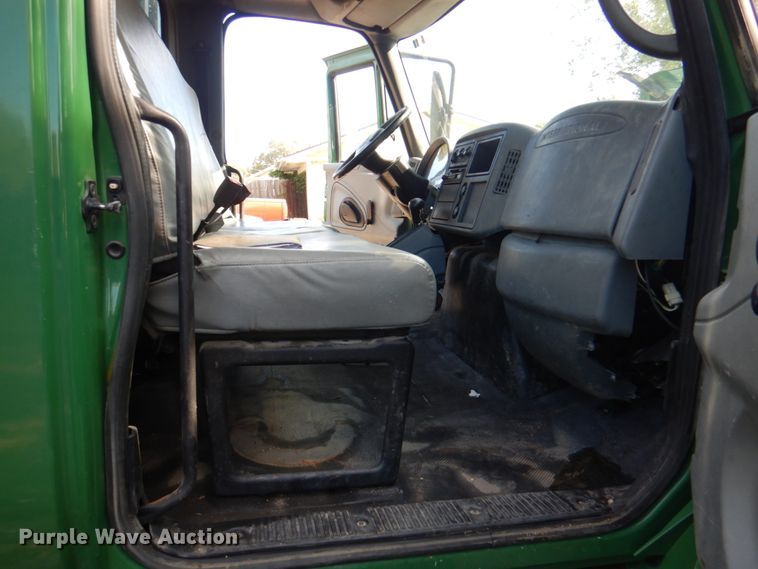 image for item DL0144 2007 International 4100  flatbed truck