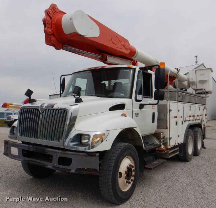 image for item DL0179 2007 International 7400  bucket truck
