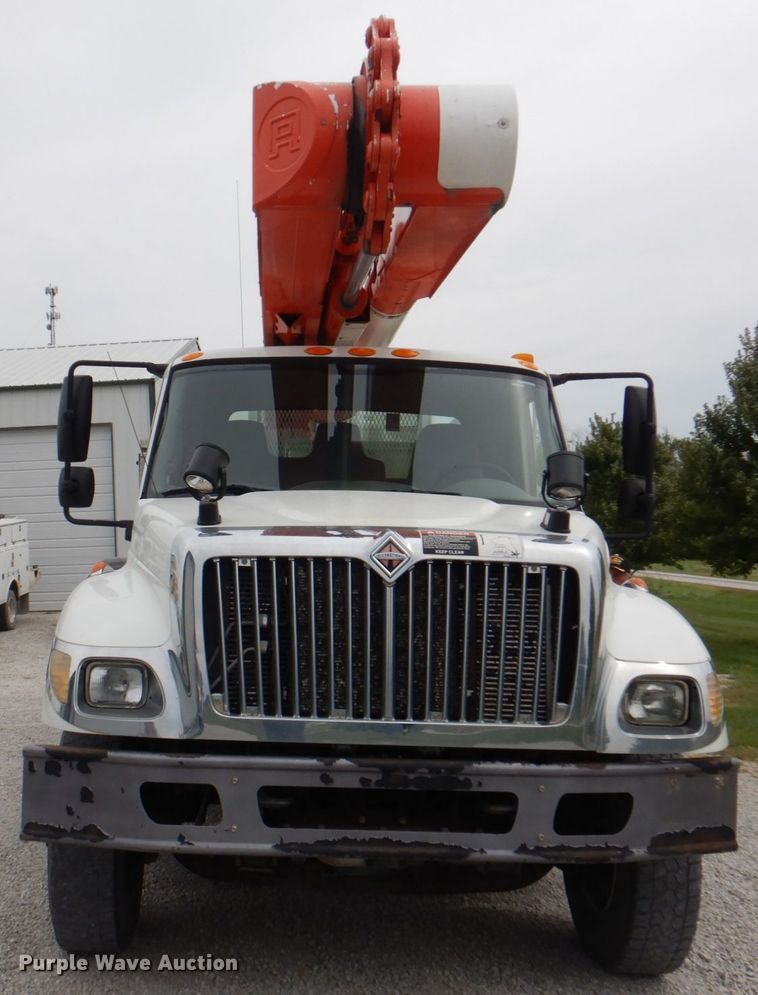image for item DL0179 2007 International 7400  bucket truck