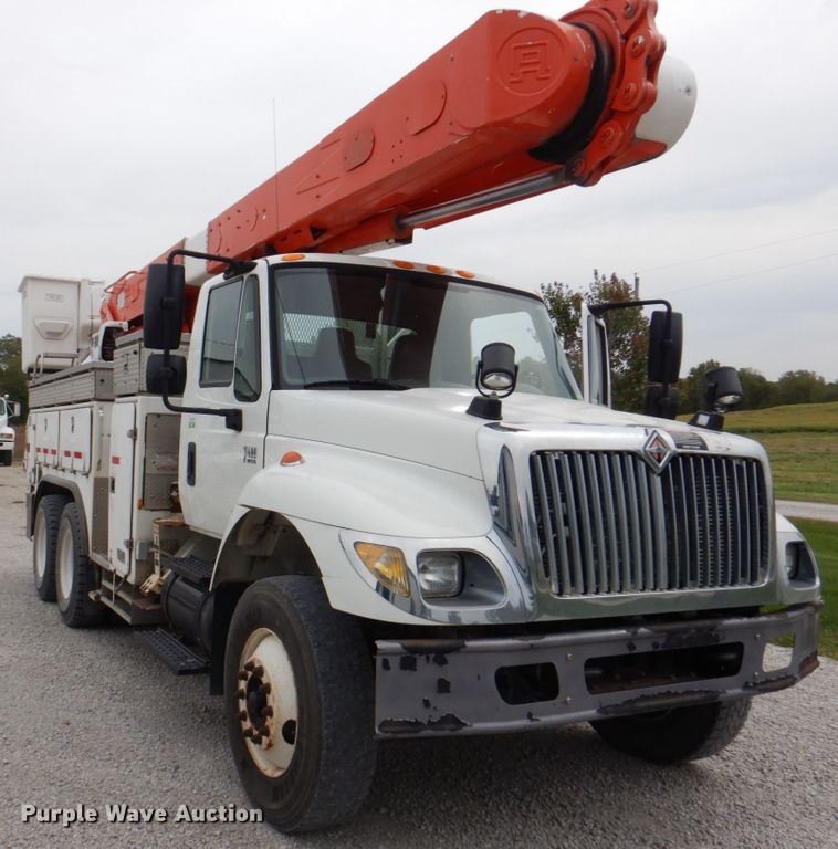 image for item DL0179 2007 International 7400  bucket truck