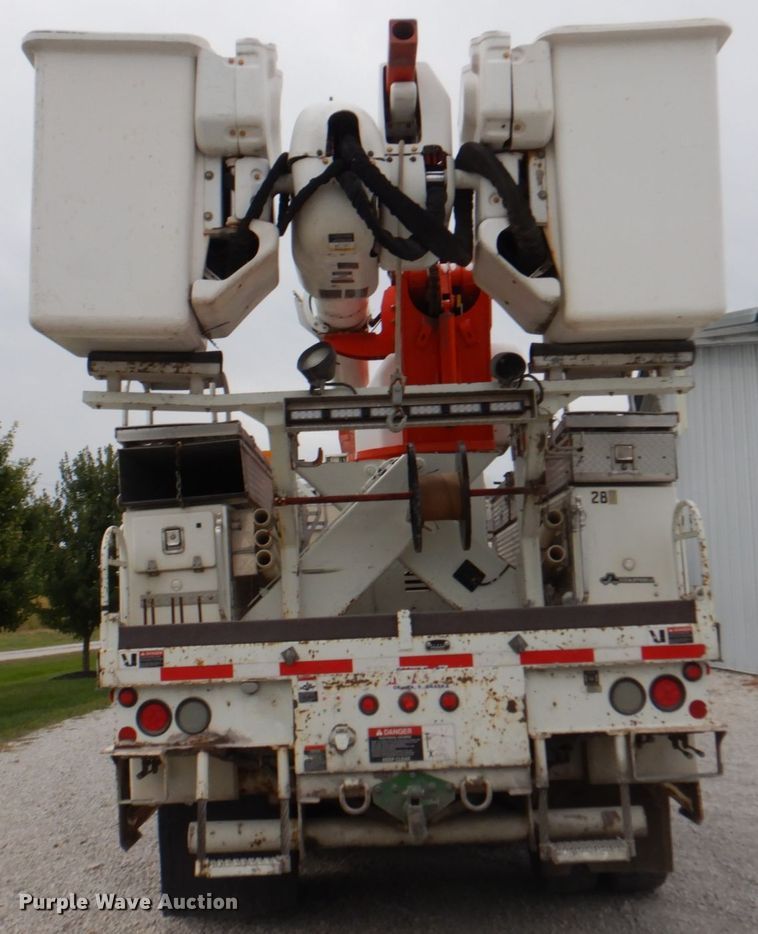 image for item DL0179 2007 International 7400  bucket truck