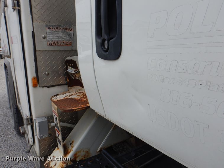 image for item DL0179 2007 International 7400  bucket truck