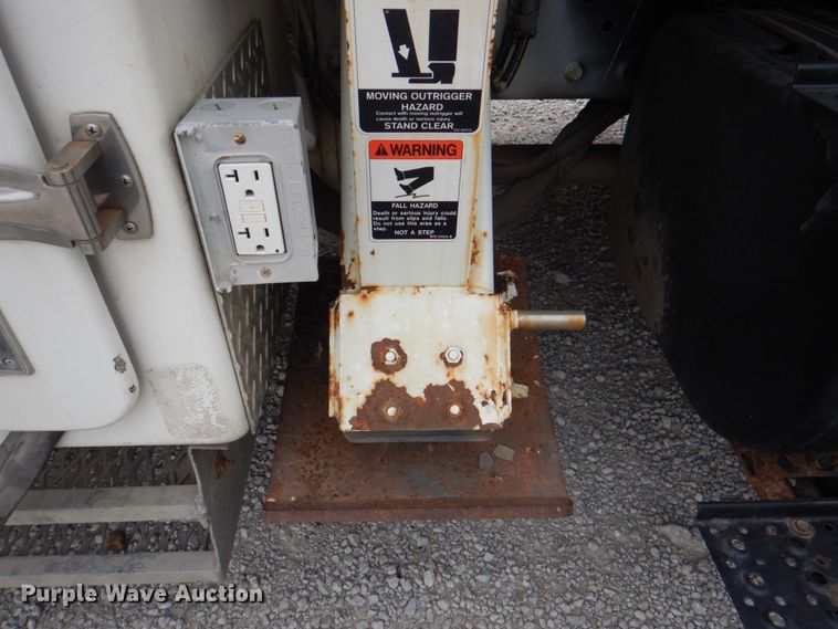 image for item DL0179 2007 International 7400  bucket truck