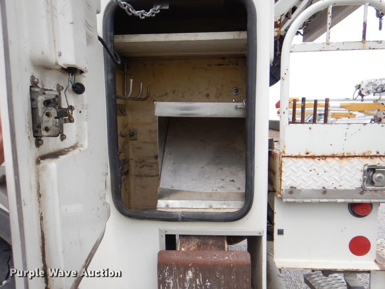 image for item DL0179 2007 International 7400  bucket truck