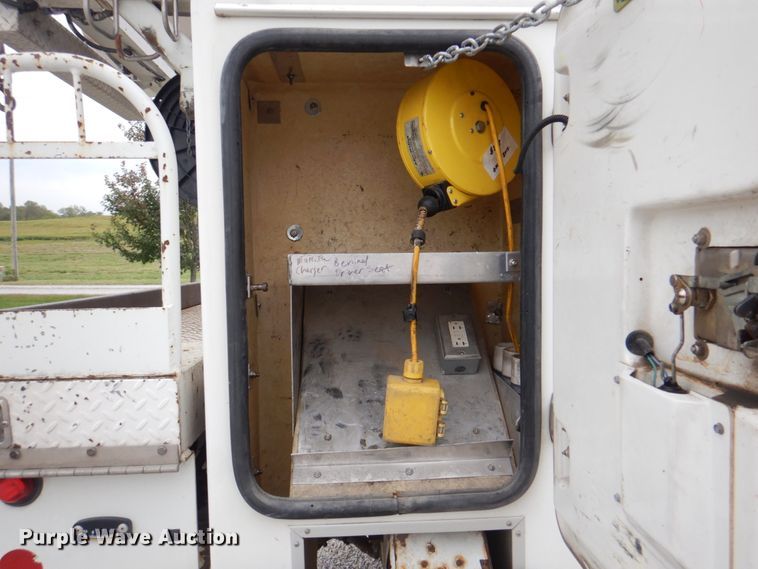 image for item DL0179 2007 International 7400  bucket truck