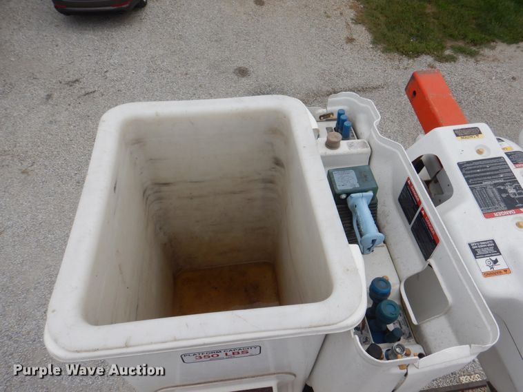 image for item DL0179 2007 International 7400  bucket truck