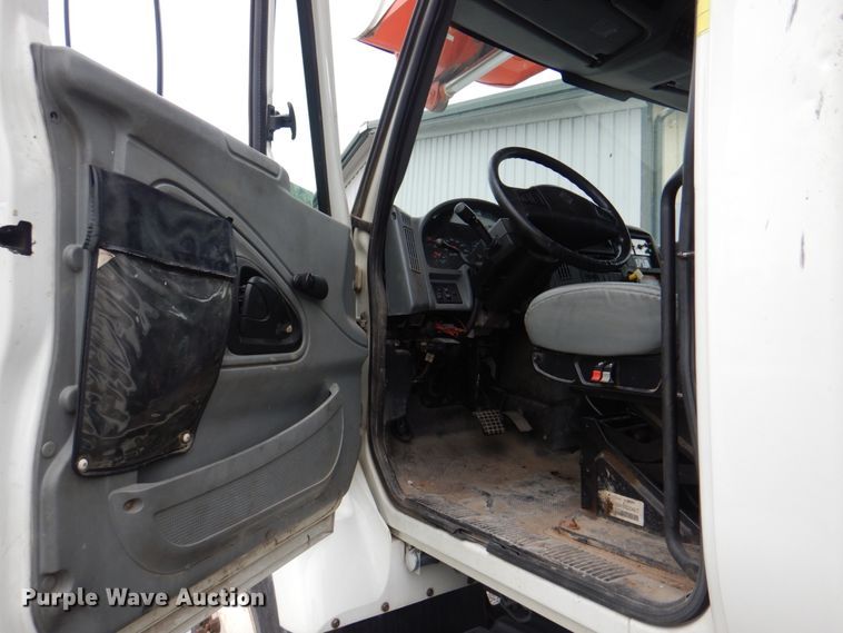 image for item DL0179 2007 International 7400  bucket truck