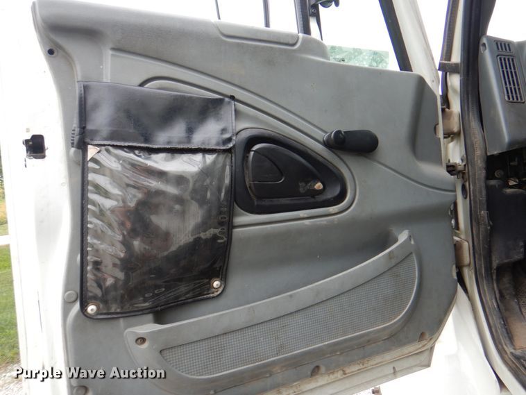 image for item DL0179 2007 International 7400  bucket truck