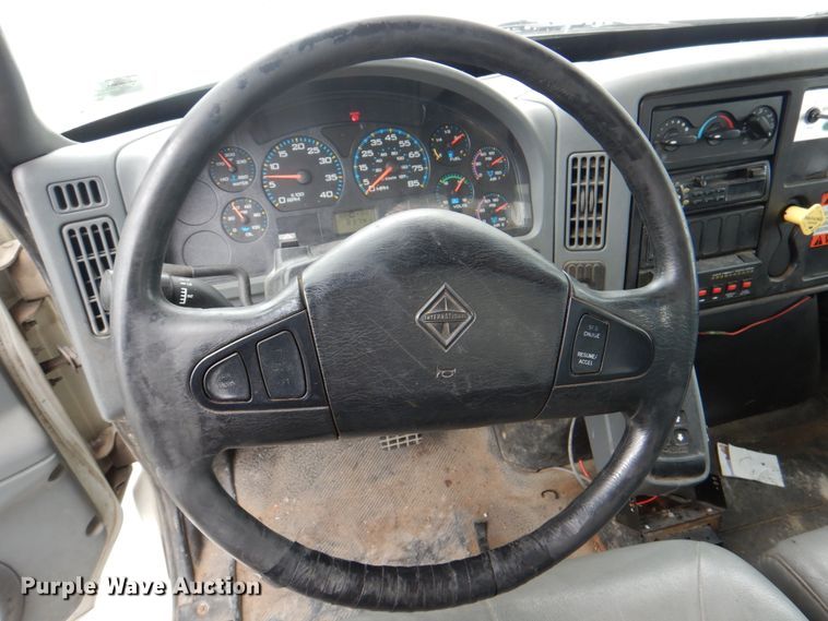 image for item DL0179 2007 International 7400  bucket truck