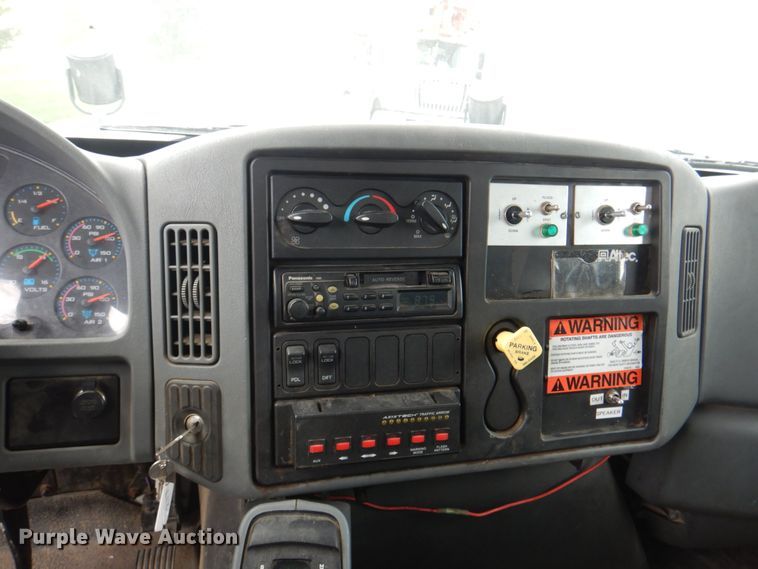 image for item DL0179 2007 International 7400  bucket truck