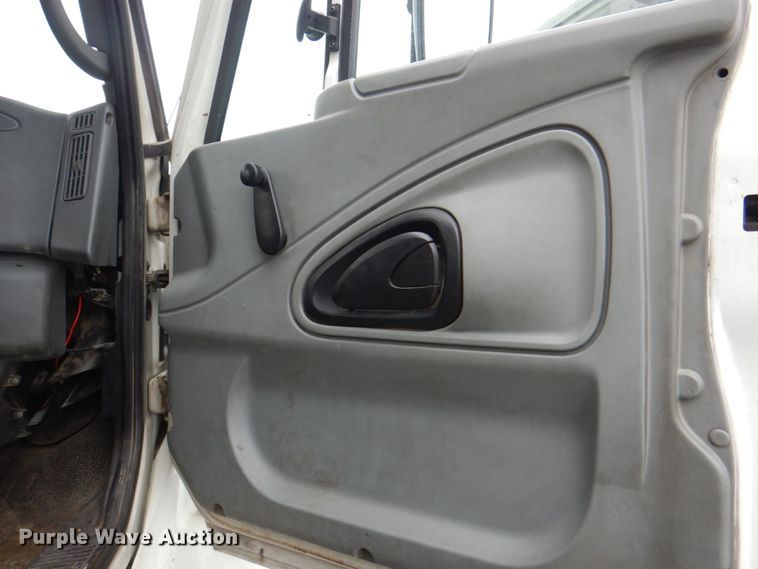 image for item DL0179 2007 International 7400  bucket truck