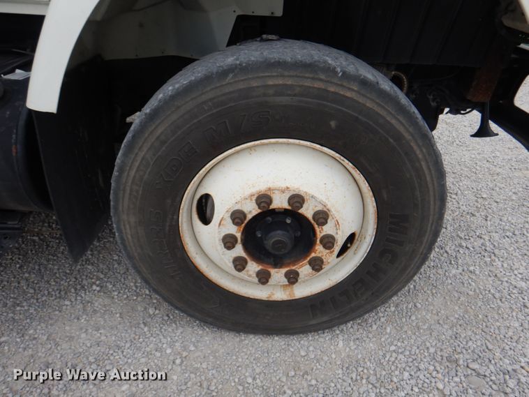 image for item DL0179 2007 International 7400  bucket truck