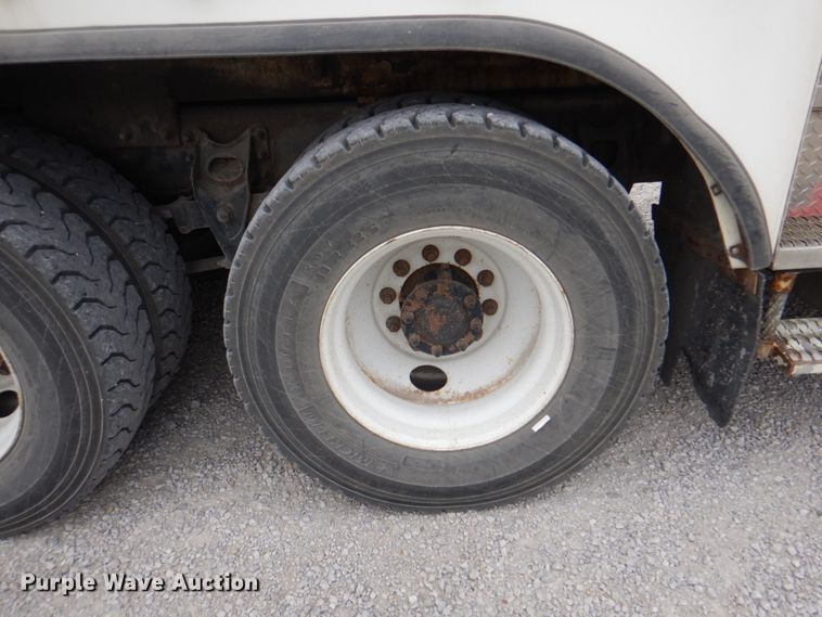 image for item DL0179 2007 International 7400  bucket truck