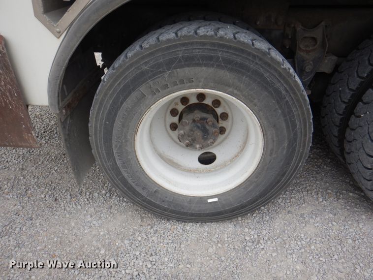 image for item DL0179 2007 International 7400  bucket truck