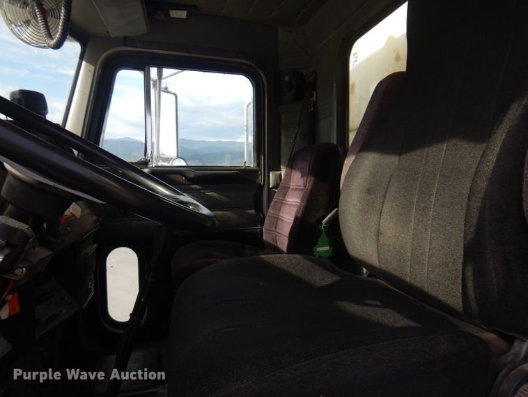 image for item DM5287 1994 Peterbilt 378  dump truck