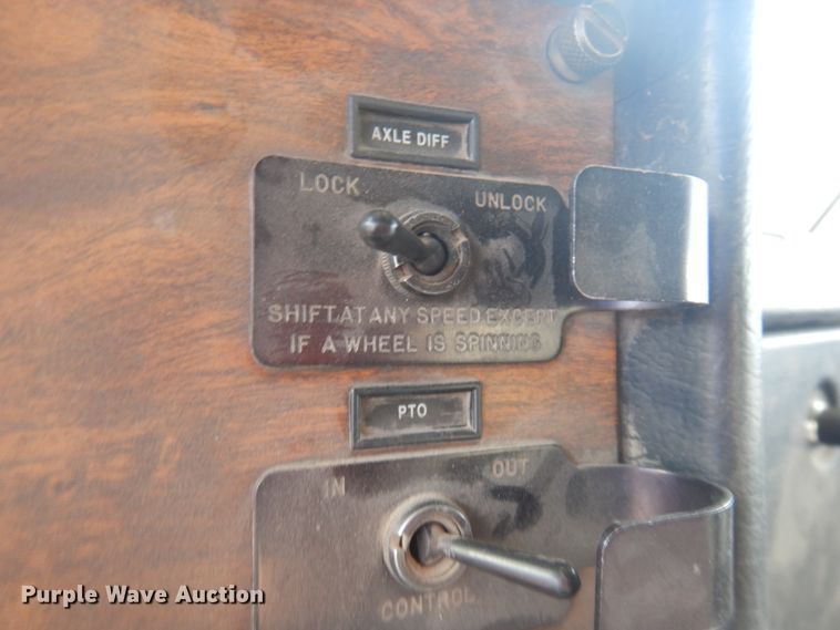 image for item DM5287 1994 Peterbilt 378  dump truck