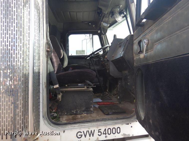 image for item DM5287 1994 Peterbilt 378  dump truck