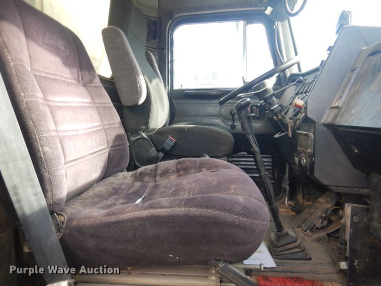 image for item DM5287 1994 Peterbilt 378  dump truck