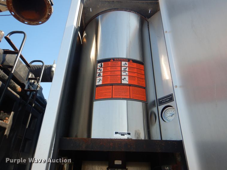 image for item HT9433 2011 International WorkStar 7600  vacuum truck