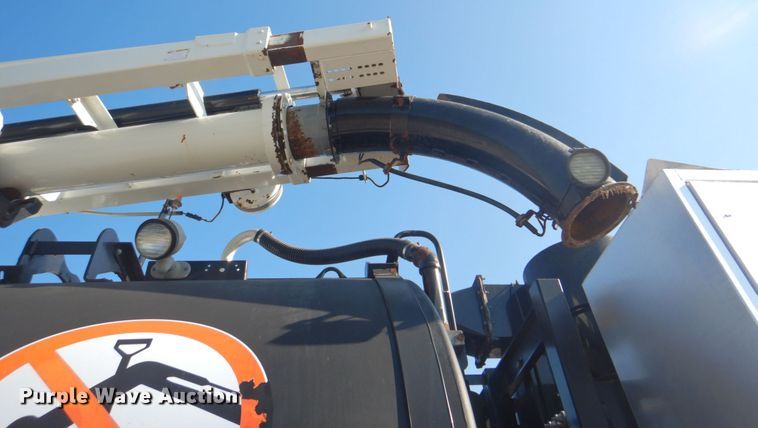 image for item HT9433 2011 International WorkStar 7600  vacuum truck