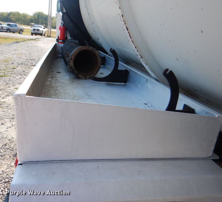 image for item HT9433 2011 International WorkStar 7600  vacuum truck