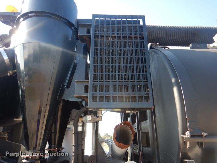 image for item HT9433 2011 International WorkStar 7600  vacuum truck