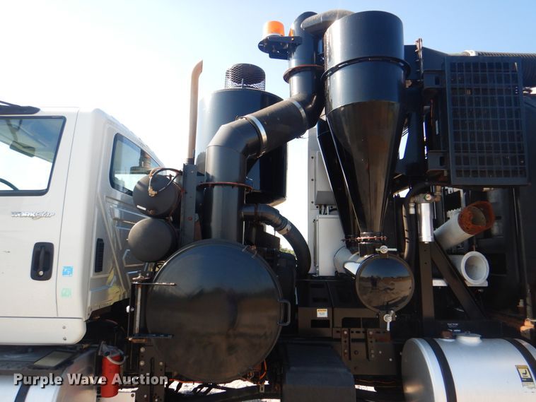 image for item HT9433 2011 International WorkStar 7600  vacuum truck