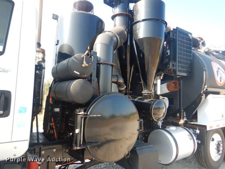 image for item HT9433 2011 International WorkStar 7600  vacuum truck