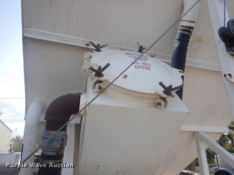 image for item HU9297 Concrete silo