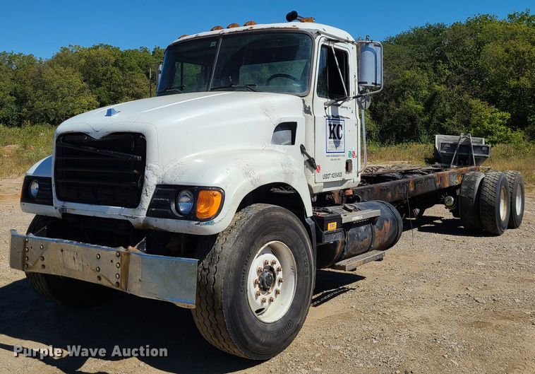 image for item IC9985 2007 Mack CV713  truck cab and chassis