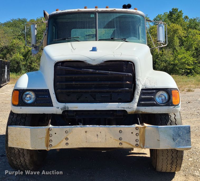 image for item IC9985 2007 Mack CV713  truck cab and chassis