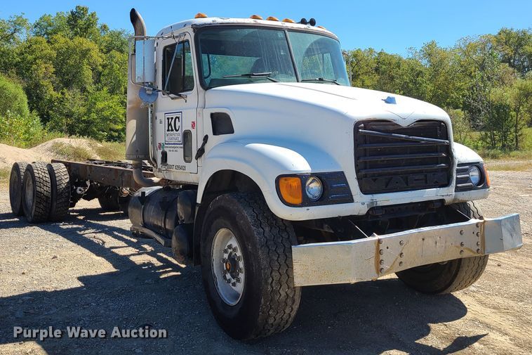 image for item IC9985 2007 Mack CV713  truck cab and chassis