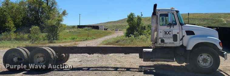 image for item IC9985 2007 Mack CV713  truck cab and chassis